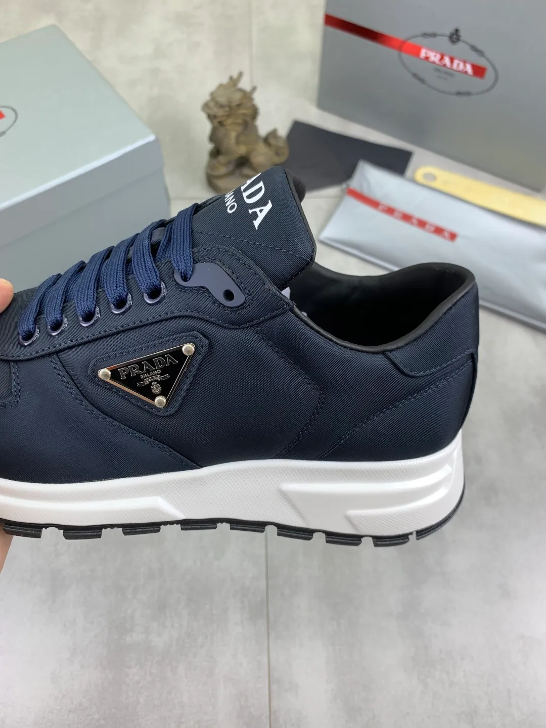 Men's shoes 💰P540 new (higher version) new PRADA (Prada) classic models are on the market at the same time, new men's shoes, 😘fabrics are selected from original imported calfskin. First layer of imported cowhide lining. The original version is awesome! 👍🏿Original open-molded non-slip PU outsole, with exquisite lines, simple and elegant, super comfortable and classy on foot, suitable for leisure travel. Code number: 38-45 (46 customized) 3️⃣ colors available